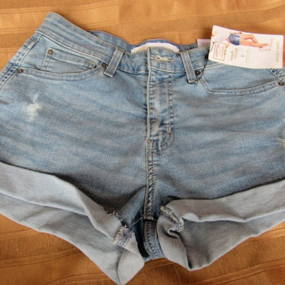NWT Levis' Women High Rise Cuffed Shorts Signature sz. 6/ W28 - Picture 1 of 5